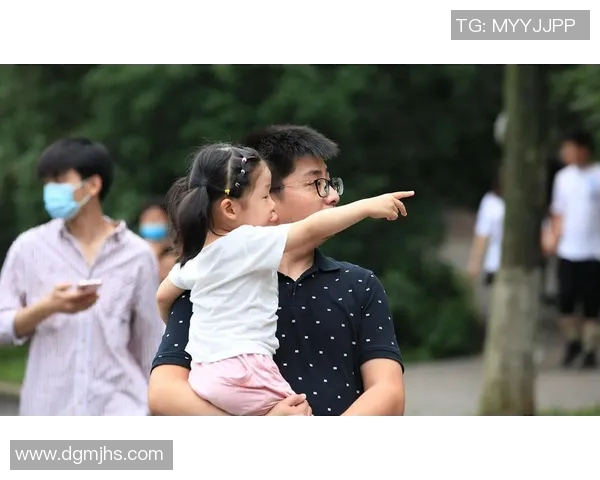 足球明星温情时刻抱孩子接受采访展现父爱与运动精神的完美结合 足球明星温情时刻抱孩子接受采访展现父爱与运动精神的完美结合