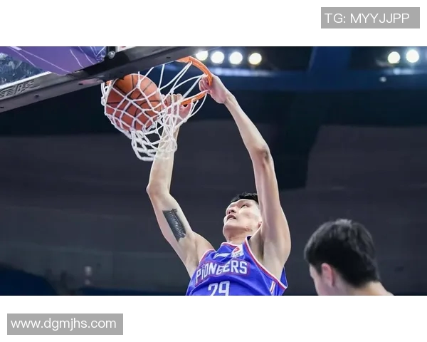 小鲜肉篮球明星意外受伤视频曝光引发球迷热议与关注